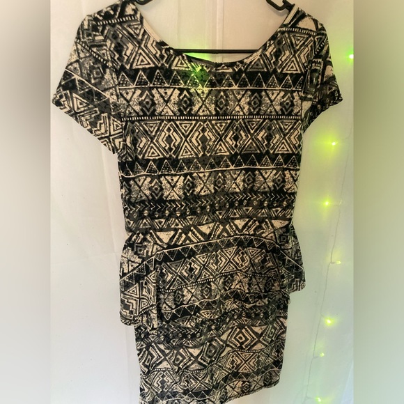 Black and white peplum dress - Picture 3 of 3